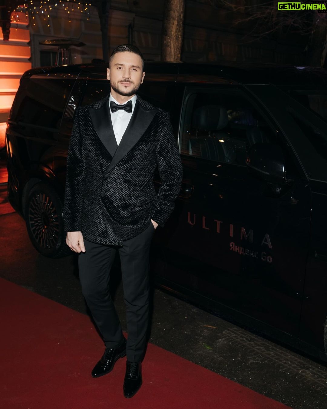 Sergey Lazarev Instagram - Красивый вечер в красивой компании… Рождественский ужин ! Спасибо @vikulin_d за приглашение! @bookmate_ru @ultima.yandex @mrgroup_rus #сергейлазарев #лазарев #рождество #ужин