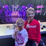 Sergey Lazarev Instagram - Мои пупсики с большим интересом смотрят по ТВ все проекты, в которых я принимаю участие! Но еще с бОльшим интересом приходят к папе на работу, на съемки и погружаются в незабываемую атмосферу сами! Вчера были со мной на съемках «Новогодней Маски». ❤️ #лазаревы #никиталазарев #анялазарева #сергейлазарев