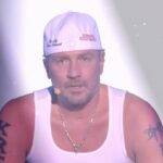 Sergey Lazarev Instagram – Вчерашний невероятный выпуск шоу «Аватар»! В конце выпуска мы рассекретили аватар Дровосека, и им управлял Роман Костомаров! @romankostomarovkrs 🥇👏🏻 Я не мог поверить своим глазам до последнего момента! Я бесконечно восхищаюсь силой воли этого великого спортсмена, его желанию жить и творить! Вчера я , как и мои коллеги по жюри, не мог сдержать слез! Совсем недавно Роман фактически вернулся с того света, заново учился ходить, жить в своих новых реалиях. И в нашем шоу он показал невероятный результат, он пел, танцевал, и радовал красочными номерами. Своим участием в шоу «АВАТАР» он преподал  всем нам такой урок, показал всем нам пример, как надо любить жизнь, как надо не отчаиваться, бороться, верить и , в конце концов, побеждать! Браво , Рома! спасибо , Рома! Ты- победитель! Пожалуйста, держись! Пожалуйста, продолжай жить! И никогда не сдавайся! Браво! 👏🏻👏🏻👏🏻👏🏻
Смотрите шоу «Аватар» каждое воскресенье в 20.20 на НТВ @ntvru 
#аватар #РоманКостомаров #Дровосек #сергейлазарев #Лазарев  @weitmedia @yuliasumacheva