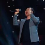 Sergey Lazarev Instagram – Азат Раимбердиев установил рекорд в шоу «Ну-ка, все вместе» – ТРИ раза подряд подняв всю СОТНЮ. Вдумайтесь, в каждом туре – 100 баллов! Впервые за 5 сезонов ! Азат @azat_raimberdiev уже навсегда в истории нашего шоу😱👏🏻 для выступления в финале Азат выбрал мою песню «Последний День Помпеи». Ох, какой опасный и рискованный выбор. Песня красивейшая и сложная, НО она не была радийным хитом, она звучит в моем шоу «Я не боюсь». С другой стороны, Азат доказал, что не обязательно петь суперхит, чтобы поднять всю Сотню!  Азата ждала сотня, Азата ждал зритель , и он не разочаровал!! 👍🏻
У Азата невероятный высокий и мощный голос, то, что он творил в конце песни- восторг! Браво! Спасибо Азат, за потрясающее исполнение моей песни. 
#азатраимбердиев #нукавсевместе #финал #сотня #сергейлазарев #Лазарев