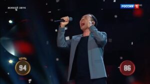 Sergey Lazarev Instagram - Азат Раимбердиев установил рекорд в шоу «Ну-ка, все вместе» - ТРИ раза подряд подняв всю СОТНЮ. Вдумайтесь, в каждом туре - 100 баллов! Впервые за 5 сезонов ! Азат @azat_raimberdiev уже навсегда в истории нашего шоу😱👏🏻 для выступления в финале Азат выбрал мою песню «Последний День Помпеи». Ох, какой опасный и рискованный выбор. Песня красивейшая и сложная, НО она не была радийным хитом, она звучит в моем шоу «Я не боюсь». С другой стороны, Азат доказал, что не обязательно петь суперхит, чтобы поднять всю Сотню!  Азата ждала сотня, Азата ждал зритель , и он не разочаровал!! 👍🏻
У Азата невероятный высокий и мощный голос, то, что он творил в конце песни- восторг! Браво! Спасибо Азат, за потрясающее исполнение моей песни. 
#азатраимбердиев #нукавсевместе #финал #сотня #сергейлазарев #Лазарев
