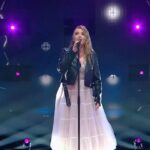 Sergey Lazarev Instagram - Моя первая боль финала. 😢 Скажу честно, я очень болел за Дашу Морозову @m.o.r.z.z.a ! Девушка с протрясавшим тембром, с харизмой не раз удивляла нас на шоу. За нее болели очень многие, она могла быть в призерах. То что произошло на финале, довело многих до слез, и меня в том числе! Досадная ошибка-Даша забыла слова, и тут же расстроилась и начала сдаваться! Тогда вся сотня начала ее поддерживать и петь вместе! И Даша вновь начала бороться и спела до конца. Но увы…В этой песне «Понарошку» строчки «так обидно» стали пророческими. Ужасно обидно. ((( ведь версия песни получилась оч крутая, но возможно было мало времени на подготовку и она была не впета. Один совет для всех будущих конкурсантов-когда вы идете в такие проекты у вас должно быть МИНИМУМ 10 хорошо впетых песен! Желательно не самых заезженных, Чтобы у редакции был выбор. Тк Мы не можем из сезона в сезон показывать по телевизору одинаковые песни, с которыми зачастую приходят все конкурсанты! У всех одинаковый банальный набор. В целом , что касается выступления Даши в финале- так бывает, это жизнь, и это урок! Но я запомню Дашу по ее блистательным выступлениям в других этапах нашего шоу, и буду следить за ее новыми песнями , который она уже выпускает! Слушайте ее и вы , это будет для нее гораздо важнее побед на конкурсах! Лично для меня, Даша- открытие сезона! #Дарьяморозова #Дашаморозова #нукавсевместе #финал #сотня #сергейлазарев #Лазарев