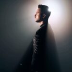 Sergey Lazarev Instagram - Я видел свет в кромешной темноте… Магия в луче света. Так просто, но так объемно… Уже миллион просмотров на Youtube. Если еще не видел- ссылка в профиле.. #СергейЛазарев #Лазарев #явиделсвет #премьера Один из дублей от @mari.photographer Как вам клип?