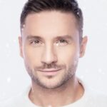Sergey Lazarev Instagram - «Загадай любовь» ! Премьера песни 23.11. Продуктивный музыкальный год у меня, не правда ли? 😁. Я месяц назад выпустил новый альбом «Я видел свет» , и уже вновь готов вас порадовать новой песней «Загадай любовь» , которая стала саундтреком к одноименному сериалу в ОККО. Песня, которая точно отзовется в вашем сердце.❤️ не пропустите премьеру!! #сергейлазарев #лазарев #загадайлюбовь #любовь #новаяпесня #премьера