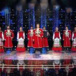 Sergey Lazarev Instagram - Я рад, что в нашем шоу «Ну-ка, все вместе» наряду с современными песнями на русском и иностранных языках, звучат и народные песни и , как видите, поднимают почти всех экспертов! Поэтому некоторые упреки в комментариях, что сотня встает только на иностранные песни не выдерживает никакой критики. так пишут люди, которые не смотрели наше шоу! Пишут лишь бы ляпнуть. Блестящее выступление Московского Казачьего хора @moscow_cossack_choir во втором полуфинале. Немного предыстории… в этом сезоне для хоров и ансамблей был отдельный отборочный тур, оттуда в полуфинал попали 2 коллектива. Один из них- Московский Казачий Хор, который в этом полуфинале поднял 96 экспертов и прошел финал, НО благородно уступил свое место в финале другому участнику, так как мы объявили о Спец сезоне шоу «ну-ка, все вместе», где будут участвовать только группы, хоры, ансамбли. И Опять же, прислушавшись, в том числе, в вам , уважаемые зрители, тк вы часто писали, что нечестно оценивать группы и сольных исполнителей. Поэтому в финале будут только сольные исполнители и 1 дуэт! Заслуженные финалисты шоу «Ну-ка, все вместе» - благородный Московский Казачий хор. #нукавсевместе #сотня #московскийказачийхор