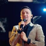 Sergey Lazarev Instagram - А теперь о грустном! К сожалению, не прошел дальше Айдар Сулейманов @aydar_suleymanof - Артист, чей голос вызывал у меня мурашки и слезы! Так честно, так трогательно он исполнил Монолог ( Реквием). Так удивительно , что кто-то из экспертов посчитал его выступление недостаточно искренним! А я наоборот услышал и увидел такой оголенный нерв, такую душу! Вновь у меня слезы и ком в горле! Мне очень жаль, что Айдар не прошел дальше… и судя по отзывам в сетях , так думаю не только я! Браво, Айдар! Ты безусловное украшение 5-го сезона шоу «Ну-ка, все вместе»! Блестящее выступление👏🏻👏🏻 #сергейлазарев #Лазарев #сотня #нукавсевместе #полуфинал #АйдарСулейманов