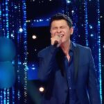 Sergey Lazarev Instagram - И случается самый напряженный и неожиданный момент всего первого полуфинала! На сцену для баттла за выход в финал выходит Бек Исраилов @bek_israilove . Его конкурентка Софико Кардава только что набрала 99 баллов, И единственная возможность победить Софико и пройти в финал для Бека- это набрать 100 голосов! И Бек потрясающе поет одну из моих любимейших песен “All for Me” by John Legend и поднимает на ноги тоже 99 экспертов, как и Софико! Ничья!!!!!! И ,конечно же, я предложил не делать никаких дополнительных голосований, тк однозначно оба полуфиналиста заслужили оказаться в финале! И вот мы имеем сильнейший состав победителей из первого полуфинала! То ли еще будет во втором полуфинале в следующую пятницу! Не пропустите на телеканале Россия 1! #сергейлазарев #Лазарев #сотня #нукавсевместе #полуфинал #бекисраилов
