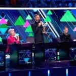 Sergey Lazarev Instagram - Как это было)) Вручение статуэтки победителя шоу «Маска» во время премьерного выпуска 2-го сезона шоу «Аватар» вчера на НТВ. Напомню, что в 4 сезоне нас было 2 победителя, но статуэтка одна, тк к такому повороту событий никто не был готов 😂 так вот, теперь сделали вторую и торжественно вручили) спасибо) поклонники переживали, но теперь могут спать спокойно- справедливость восторжествовала🙌🏻🥰😂❤️ Скорпион со статуэткой) . Кстати, как вам новый сезон «Аватара»? Кто понравился? Кого подозреваете в Аватарах? #аватар #шоумаска #маска #лазарев #сергейлазарев @ntvru @weitmedia @yuliasumacheva