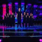 Sergey Lazarev Instagram - Рок песня хором? Без проблем! На нашем шоу «Ну-ка, все вместе, Хором!» возможно всё! Очень клевые ребята из хора DiaCapella @diacapella2022 и их мощное выступление в заключительном отборочном туре с песней Ольги Кормухиной «Я падаю в небо». Ох, Там в процессе песни такие аккорды сложнейшие ! Мне очень понравилось ! Эмоционально разорвали ! Очень жаль, что ребятам в баттле не удалось набрать достаточного количества баллов, чтобы выйти в финал. А как вам? Понравилось? #сергейлазарев #Лазарев #сотня #нукавсевместехором #нукавсевместе #diacapella