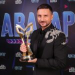 Sergey Lazarev Instagram - Награда нашла Скорпиона)) Торжественно вручили статуэтку победителя 4 сезона шоу «Маска» во время премьерного выпуска 2 сезона шоу «Аватар» на НТВ! Не пропустите сегодня в 20.20 ! Новые герои-аватары, новые артисты, новые интриги шоу! Будет круто 🔥 #ЛазаревСергей #Сергей # Лазарев #Маска #Аватар