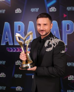Sergey Lazarev Instagram - Награда нашла Скорпиона)) Торжественно вручили статуэтку победителя 4 сезона шоу «Маска» во время премьерного выпуска 2 сезона шоу «Аватар» на НТВ! Не пропустите сегодня в 20.20 ! Новые герои-аватары, новые артисты, новые интриги шоу! Будет круто 🔥 #ЛазаревСергей #Сергей # Лазарев #Маска #Аватар