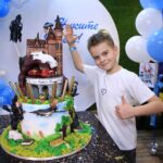 Sergey Lazarev Instagram - Какой Невероятный торт для Никиты сделали в @ribambelle.ru @ribambelle.cakes ! Спасибо! Никита фанат Гарри Поттера) и конечно торт и украшения дома в этой стилистике на День Рождения) помимо того, что торт красивый, он еще и вкусный ( внутри медовик и эстерхази с малиной ) ммммм! Прощай диета😂 ! Огромное спасибо всем за поздравления! Я все передал Никите❤️ #никитасергеевич #Никита #Лазарев #деньрождения