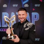 Sergey Lazarev Instagram - Награда нашла Скорпиона)) Торжественно вручили статуэтку победителя 4 сезона шоу «Маска» во время премьерного выпуска 2 сезона шоу «Аватар» на НТВ! Не пропустите сегодня в 20.20 ! Новые герои-аватары, новые артисты, новые интриги шоу! Будет круто 🔥 #ЛазаревСергей #Сергей # Лазарев #Маска #Аватар