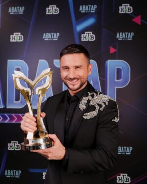 Sergey Lazarev Instagram - Награда нашла Скорпиона)) Торжественно вручили статуэтку победителя 4 сезона шоу «Маска» во время премьерного выпуска 2 сезона шоу «Аватар» на НТВ! Не пропустите сегодня в 20.20 ! Новые герои-аватары, новые артисты, новые интриги шоу! Будет круто 🔥 #ЛазаревСергей #Сергей # Лазарев #Маска #Аватар