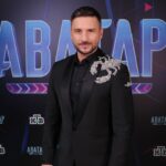 Sergey Lazarev Instagram - Награда нашла Скорпиона)) Торжественно вручили статуэтку победителя 4 сезона шоу «Маска» во время премьерного выпуска 2 сезона шоу «Аватар» на НТВ! Не пропустите сегодня в 20.20 ! Новые герои-аватары, новые артисты, новые интриги шоу! Будет круто 🔥 #ЛазаревСергей #Сергей # Лазарев #Маска #Аватар