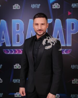 Sergey Lazarev Instagram - Награда нашла Скорпиона)) Торжественно вручили статуэтку победителя 4 сезона шоу «Маска» во время премьерного выпуска 2 сезона шоу «Аватар» на НТВ! Не пропустите сегодня в 20.20 ! Новые герои-аватары, новые артисты, новые интриги шоу! Будет круто 🔥 #ЛазаревСергей #Сергей # Лазарев #Маска #Аватар