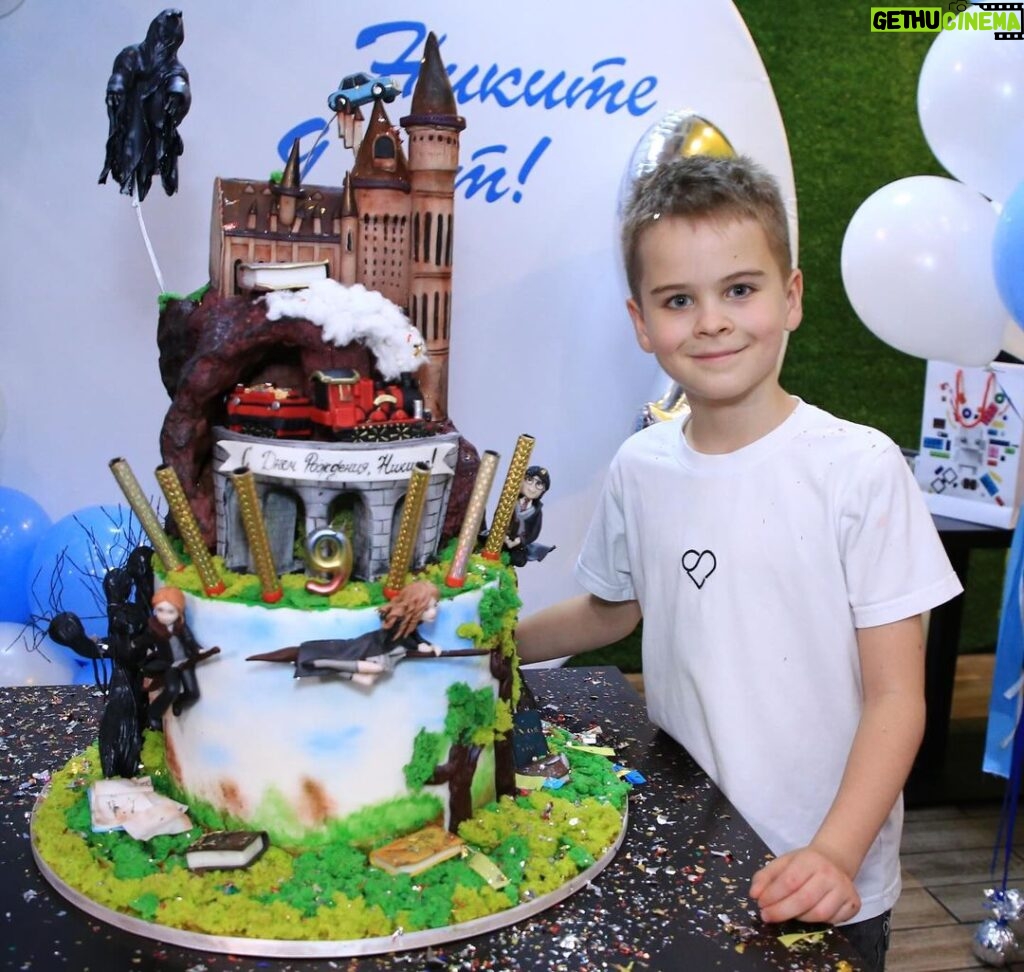 Sergey Lazarev Instagram - Какой Невероятный торт для Никиты сделали в @ribambelle.ru @ribambelle.cakes ! Спасибо! Никита фанат Гарри Поттера) и конечно торт и украшения дома в этой стилистике на День Рождения) помимо того, что торт красивый, он еще и вкусный ( внутри медовик и эстерхази с малиной ) ммммм! Прощай диета😂 ! Огромное спасибо всем за поздравления! Я все передал Никите❤ #никитасергеевич #Никита #Лазарев #деньрождения