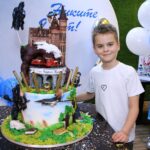 Sergey Lazarev Instagram - Какой Невероятный торт для Никиты сделали в @ribambelle.ru @ribambelle.cakes ! Спасибо! Никита фанат Гарри Поттера) и конечно торт и украшения дома в этой стилистике на День Рождения) помимо того, что торт красивый, он еще и вкусный ( внутри медовик и эстерхази с малиной ) ммммм! Прощай диета😂 ! Огромное спасибо всем за поздравления! Я все передал Никите❤️ #никитасергеевич #Никита #Лазарев #деньрождения