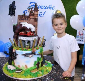 Sergey Lazarev Instagram - Какой Невероятный торт для Никиты сделали в @ribambelle.ru 
@ribambelle.cakes ! Спасибо! Никита фанат Гарри Поттера) и конечно торт и украшения дома в этой стилистике на День Рождения) помимо того, что торт красивый, он еще и вкусный ( внутри медовик и эстерхази с малиной ) ммммм! Прощай диета😂 ! Огромное спасибо всем за поздравления! Я все передал Никите❤️ #никитасергеевич #Никита #Лазарев #деньрождения