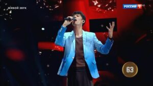 Sergey Lazarev Instagram - Просто послушайте! Это Фаррух Хасанов из Таджикистана ! @hasanovmusic Это настоящая свобода голоса, свобода артиста! Это голос , который творит красоту здесь и сейчас, а мы наблюдаем за этим рождением. Ребята, я пересмотрел это выступление раз 30! Какая-то магия! Браво! И как же я люблю эту песню. Фаррух набрал 94 голоса! Но на мой взгляд это безоговорочная сотня! Обаятельный и очень открытый парень! Я рад, что он прошел в следующий этап. Какой же у нас крутой 5-й сезон шоу «Ну-ка, все вместе». Столько талантливых вокалистов🔥🔥 не пропустите новый выпуск в следующую пятницу в 21.30 на телеканале Россия-1 #фарруххасанов #сергейлазарев #лазарев #сотня #нукавсевместе