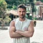 Sergey Lazarev Instagram - Лечу домой! Заряженный и отдохнувший (ну почти 😅). Я намеренно не читал новостей, намеренно постарался отключиться и перезагрузиться! Сейчас буду вновь погружаться в повестку дня! Удивительное дело, за 2 недели на острове Бали Я НИ РАЗУ не слышал , чтобы кто-то из местных кричал, ругался, негативно высказывался о ком-то, скандалил или оскорблял другого! Клянусь! ни разу! Абсолютная повсеместная доброта и дружелюбие! Каждое слово всегда говорилось с улыбкой, всегда были готовы помочь и все объяснить. Уровень жизни тут очень невысокий! Но при этом абсолютное умиротворение и позитив. Значит, все-таки так возможно! Значит все-таки добро существует! И Добро обязательно победит зло! Я всем желаю дарить и сеять добро и любовь . Начните со своего окружения! Пусть всё у всех будет хорошо 🙏 до встречи ❤️ #сергейлазарев #бали #лазарев #отпуск #добро Bali, Indonesia