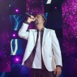 Sergey Lazarev Instagram - Ну, а теперь , НА МОЙ ВЗГЛЯД, участник, который точно заслужил проход в следующий этап шоу «Ну-ка, все вместе» , но этой возможности не получил из-за отсутствия голосов нескольких экспертов! По МОЕМУ ЛИЧНОМУ мнению, оценки Руслана Масюкова @masyukovruslan незаслуженно придержали, о чем я открыто сказал в эфире. И слабый баттл обладателей 2 и 3 места, лишь подтвердили мое мнение. Руслан Масюков - обладатель невероятно красивого бархатного низкого мужского голоса, которых сейчас так немного в современной музыке. Руслана вы можете помнить, как участника Фабрики Звезд 5 (2004 год). Через некоторое время после фабрики , Руслан пропал с моих музыкальных радаров, и вот вдруг появился во всей красе в нашем шоу! Честно, я не понимаю , как можно НЕ услышать и НЕ поддержать такой голос, такой тембр. Многие спрашивают-Почему не было тройного баттла ? Отвечаю: это не предусмотрено правилами шоу, я и так однажды их нарушил ( случай с дуэтом) , но я понимаю, что это было скорее в виде исключения. А вводить в традицию «нарушение правил» и уповать на пересчет голосов - нельзя- Это поставит под сомнение все предыдущие результаты и сложившиеся устои конкурса! Поэтому я могу только негодовать…и орать( простите мне мою эмоциональность). Как по-вашему, заслуживал ли Руслан проход в след.этап? #сергейлазарев #лазарев #русланмасюков #нукавсевместе #сотня Новый выпуск нашего шоу смотрите по пятницам в 21.30 на телеканале Россия-1