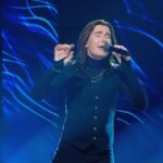 Sergey Lazarev Instagram - Второй участник, которого хочется выделить, точно запомнился своей неординарностью - Михаил Житов. @zhitovmishka . Безусловно харизматичный , музыкальный инопланетянин)) Михаил поет всем телом. Всё выступление я пытался понять, нравится мне или нет, но я стараюсь абстрагироваться от личных вкусовых предпочтений и оценивать наличие или отсутствие таланта , голоса, индивидуальности, артистизма и харизмы . В Данном выступлении- всё есть. Это интересно! Смог бы я выдержать весь концерт в таком исполнении- не уверен! На любителя!))) Может быть именно поэтому второе выступление Михаила в баттле показалось сотне уже предсказуемым и он не смог набрать достаточно баллов, чтобы пройти дальше. Хотя соперница Михаила, также не справилась с баттлом, но получила баллов выше и прошла в след этап. В любом случае, Михаила лично я запомнил! #сергейлазарев #лазарев #нукавсевместе #житовмиша Новый выпуск шоу «Ну-ка, все вместе» смотрите по пятницам в 21.30 на телеканале Россия-1!
