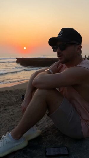 Sergey Lazarev Instagram - Тут реально такие красивейшие Алые закаты на Бали! Ну невозможно было не сделать такой рилс 🌅 !!! Конечно,  видео не передает до конца весь цвет! Но суть вы уловили 😂😉 #АлыйЗакат #Закат #лазарев #сергей