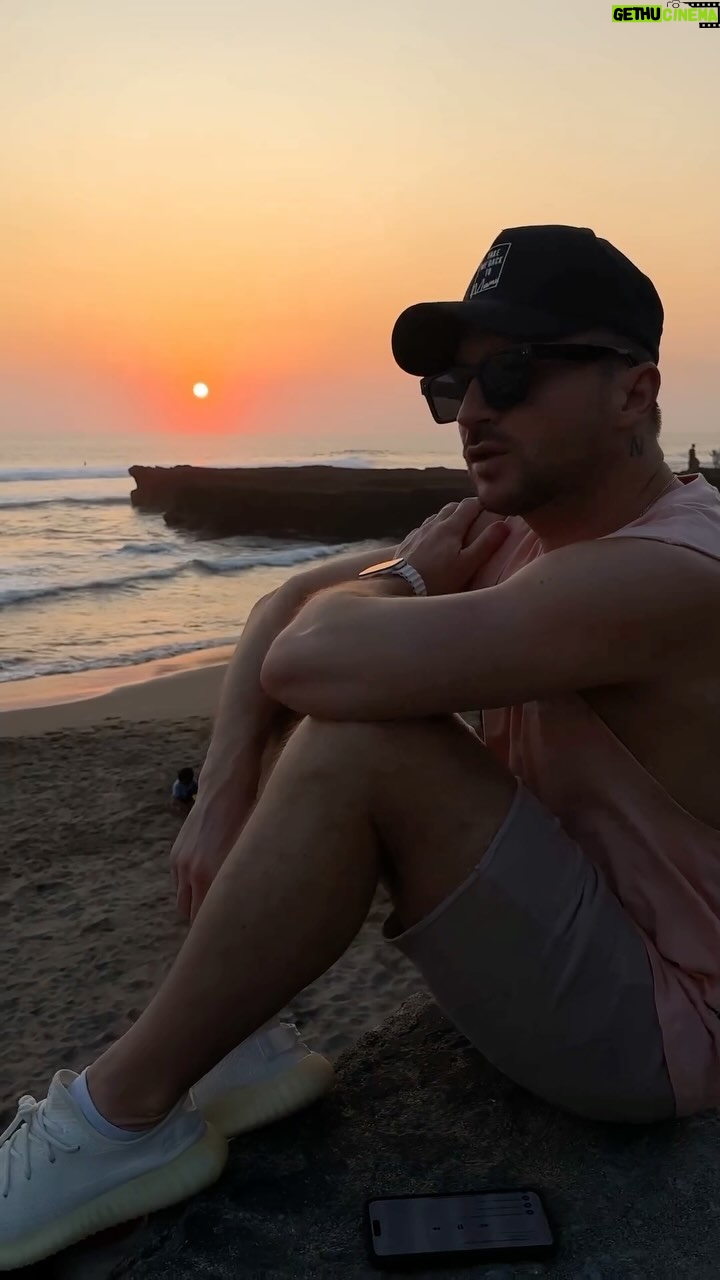 Sergey Lazarev Instagram - Тут реально такие красивейшие Алые закаты на Бали! Ну невозможно было не сделать такой рилс 🌅 !!! Конечно, видео не передает до конца весь цвет! Но суть вы уловили 😂😉 #АлыйЗакат #Закат #лазарев #сергей