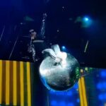 Sergey Lazarev Instagram - 🔥Это финал моего шоу «Я не боюсь» в Москве! Верхом на дискошаре на высоте 10 метров! Приветик от 🦂( этот трюк я делал в шоу «Маска» в костюме Скорпиона) . Без костюма я столкнулся с небольшой проблемой! На прогонах у меня от этого трюка дико кружилась голова и тошнило, потому что ровно минуту я должен был кружиться! Тк меня снимают камеры, глаза закрывать было не вариант- это некрасиво! Мы почти отменили этот трюк, но потом я придумал, что прямо перед тем как залезть на шар, я надену очки и смогу не смотреть! В итоге тут я на шаре, пою в очках и с закрытыми глазами 🤦🏻‍♂️😂!! Ощущения незабываемые. 😂😂Я До сих пор под впечатлением от больших концертов в Москве и Питере с шоу «Я не боюсь». Скоро тур продолжится ( график на сайте) . Также, мы сейчас планируем вновь сделать уже финальные показы шоу в Минске, Питере и Москве в следующем 24 году. Как вам идея?? #лазарев #шоуяНебоюсь #Финалочка #сергейлазарев