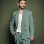 Sergey Lazarev Instagram - Алый закат. Болотный костюм. Фото Величко. И таааама, и тууут. 😅 ( петь на мотив Алого заката) 😂 Фото @dvelichko Как вам новинка? Читаю комменты! Вижу , как вы снимаете рилсы и тегаете меня! Спасибо, круто❤️🙏 #алыйзакат #лазарев #премьера #сергейлазарев
