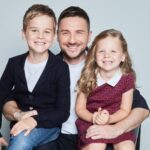 Sergey Lazarev Instagram - Лазаревы ❤️❤️ читайте большое интервью в журнале «Телепрограмма» #Лазаревы #лазарев #сергей #пападочасын Ну , а сегодня большое шоу «Я не боюсь» в Санкт-Петербурге и полный солдаут🔥❤️ до встречи… Фото: @dvelichko