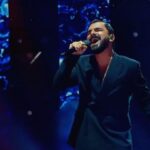 Sergey Lazarev Instagram - В новом сезоне нашего шоу «Ну-ка, все вместе» очень крутой и разноплановый состав участников! Порой даже сильные вокалисты уходят, уступив пару баллов! Так случилось в первой программе и с Хвичей @khvichalucca ! Талантливый поющий фотограф 2 раза получил выше 88 баллов, но уступил в финальном баттле всего 2 голоса другому сильному участнику !( его выставлю позже). Каждый балл экспертов, каждый голос важен. Я об этом постоянно напоминаю! Что касается Хвичи, то я считаю, что голос красивый и мощный, сам артист выглядит сценично, но мне бы хотелось больше стабильности в нотах и звуке! Потенциал оч хороший! Хвича, Я бы на твоем месте позанимался еще и пришел бы на следующий сезон ! Смотрите шоу «Ну-ка, все вместе» каждую пятницу в 21.30 на телеканале Россия-1! #нукавсевместе #сотня #лазарев #сергейлазарев #хвича
