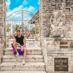 Sergey Lazarev Instagram - Храм Улувату на Бали. Он расположен на крутом утесе высотой более 90 метров. Основан приблизительно в Х веке. Это одна из девяти главных общественных святынь острова, защищающих балийцев от злых морских демонов. Я тут второй раз! Первый раз был в 2020 , удалось приехать сюда в пандемию, и туристов тогда не было ( фото как раз того года). Сейчас вернулся, чтобы вновь насладиться пейзажем, умиротворением и духовностью, а увидел толпы туристов, наглых обезьян, которые чуть ли не бросаются на посетителей , отбирая очки, телефоны и кепки. Даже трудно представить, что это Храмовый комплекс, а не просто популярная инста точка или зоопарк! Вообще поймал себя на мысли, что часто туристы приезжают тупо для фотографий, даже не вникая в историю и суть места! ( у меня тоже бывает, но я все-таки читаю куда еду и стараюсь рассказывать вам). Короче, духовностью в этот раз в Улувату даже и не пахло! Толпы людей и обезьян! Я сбежал! Фото и воспоминания оставил из 2020 года. #сергейлазарев #лазарев #улувату #бали #отпуск Uluwatu Temple, Bali