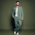 Sergey Lazarev Instagram - Алый закат. Болотный костюм. Фото Величко. И таааама, и тууут. 😅 ( петь на мотив Алого заката) 😂 Фото @dvelichko Как вам новинка? Читаю комменты! Вижу , как вы снимаете рилсы и тегаете меня! Спасибо, круто❤️🙏 #алыйзакат #лазарев #премьера #сергейлазарев