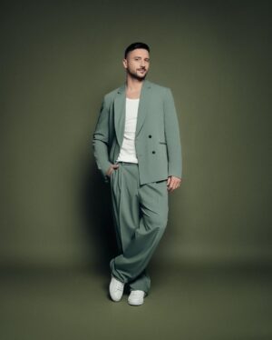 Sergey Lazarev Instagram - Алый закат.
Болотный костюм.
Фото Величко.
И таааама, и тууут. 😅
( петь на мотив Алого заката) 😂
Фото @dvelichko 
Как вам новинка? Читаю комменты! Вижу , как вы снимаете рилсы и тегаете меня! Спасибо, круто❤️🙏 #алыйзакат #лазарев #премьера #сергейлазарев
