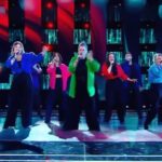 Sergey Lazarev Instagram - Вчера прошла грандиозная премьера спец.сезона шоу «Ну-ка, все вместе.Хором!», в котором принимают участние коллективы, ансамбли, группы и хоры. И результат превзошел мои ожидания. Огромное количество восторженных отзывов в соц.сетях. Я безумно рад, что такой формат вам пришелся по душе. Я,Конечно, как и многие из вас, переживал, что будет не так захватывающе как борьба сольных исполнителей, НО первый выпуск уже разбил в пух и прах подобные мысли, доказав, что Хоры- это интересно, Хоры - это многогранно , Хоры- не скучно! Такая палитра жанров, возрастов и опыта. От любителей до профессионалов. Скажу одно- дальше будет еще круче. Обещаю)) Ну, а пока по традиции знакомлю вас с самыми яркими участниками первого выпуска, которые запомнились именно мне. Фолк-рок-госпел хор Sunny Side Singers- открыл наше шоу. И сразу набрал 93 голоса, задав высоченную планку всему сезону! Как же потрясающе слаженно звучат ребята. Как пластинка! Это очень музыкально и талантливо! Как жаль, что ребятам не хватило баллов, чтобы остаться в борьбе. Но они показали высоченный уровень мастерства с не очень популярным в нашем стране жанром госпел. Как вам выступление ребят? @sunny_side_singers @ole_ole_oleynikova Понравилось?