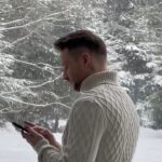 Sergey Lazarev Instagram - Немного Backstage с клипа «Загадай любовь» Просто загадай свою любовь, сбудется однажды обязательно!!!❤️❤️ Смотрели клип на песню «Загадай любовь»? Смотрели одноименный сериал в ОККО? Если нет, скорее исправляйтесь)) 🙏🥰 #сергейлазарев #Лазарев #ЗагадайЛюбовь