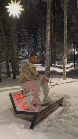 Sergey Lazarev Instagram - С праздником! С Рождеством Христовым! Всем добра, гармонии и любви ! ❤️ 
#загадайлюбовь #сергейлазарев #Лазарев #любовь #Рождество #Тыпростозагадайсвоюлюбовь ❤️