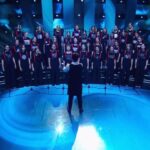 Sergey Lazarev Instagram - Джаз-Хор Детской Филармонии из Екатеринбурга - пожалуй, самый уникальный и самобытный хор этого сезона! Такой музыкальный арт каждый раз. Слушаешь и смотришь раскрыв рот. Восторг! Абсолютно не понимаешь, что ждать дальше от этих детей. Да , Не все понимают такое, я читал в комментариях зрителей, что не все разделяют восторг сотни. Согласен , не подготовленному человеку далекому от музыки выступление этого хора может показаться странным. )) но это сложнейшая работа руководителя и деток. Этот Хор - открытие сезона для меня. #нукавсевместе #нукавсевместехором #сергейлазарев #Лазарев #сотня #Финал Понравилось?