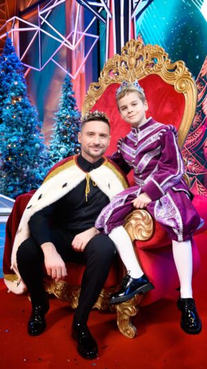 Sergey Lazarev Instagram - Наш дуэт с сыном Никитой на Новогоднем Огоньке телеканала Россия. Это второй раз, когда сын выходит со мной на сцену. Первый был года 2,5 года назад и , на мой взгляд, прогресс на лицо- Никуся уже гораздо увереннее держался на сцене и даже вжился в роль принца , разыскивающего свою Золушку. Умничка, сынуля, я тобой горжусь❤️ #лазаревы #папасын #Лазаревсергей #НикитаСергеевич #никиталазарев #Лазарев