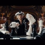 Sergey Lazarev Instagram - «Седая Ночь» на французском языке.🔥🔥 как вам такой поворот в новогоднем фильме «Иван Васильевич меняет всё» на ТНТ? 👍🏻 Не обошлось без культового танца из нашумевшего сериала 😉 #сергейлазарев #лазарев #седаяночь #иваныасильевичменяетвсе #тнт #словопацана @tnt_online В новогодние праздники будет много выступлений, буду постепенно все выкладывать тут.