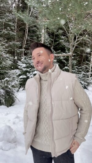 Sergey Lazarev Instagram - «Я это ты, ты это я
И никого не надо нам…» ❄️ 
@lazarevsergey @miaboyka @vk @weitmedia @yuliasumacheva 
29.12. Премьера фильма «VK под шубой-2», где прозвучит наша совместная версия этой песни с Миа Бойка. #сергейлазарев #лазарев #миабойка #вк #vk #vkподшубой