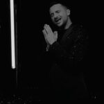 Sergey Lazarev Instagram - Легендарная песня «Я это ты» Мурата Насырова прозвучит в дуэтной версии, которую мы специально записали с MIA BOYKA @miaboyka для новогоднего фильма «VK под шубой 2». Сам фильм появится 29 декабря, а песня уже доступна сейчас везде на цифровых платформах. Пока в рилсах мы с Мией поем по отдельности!)) как вы думаете встретимся ли мы с ней в одном кадре в фильме?) 😂 делаем ставки) Как вам наша версия этой песни? Снимайте свои видео на эту песню и на этот звук❤️ #Лазарев #сергейлазарев #миабойка #яэтоты #тыэтоя @vk #vkподшубой2 @weitmedia