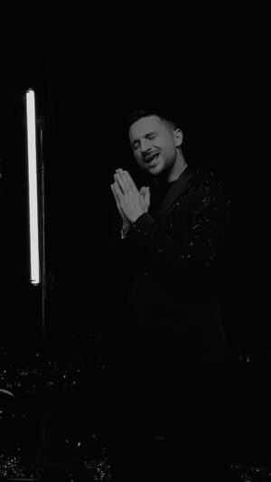 Sergey Lazarev Instagram - Легендарная песня «Я это ты» Мурата Насырова прозвучит в дуэтной версии, которую мы специально записали с MIA BOYKA @miaboyka для новогоднего фильма «VK под шубой 2». Сам фильм появится 29 декабря, а песня уже доступна сейчас везде на цифровых платформах. 
Пока в рилсах мы с Мией поем по отдельности!)) как вы думаете встретимся ли мы с ней в одном кадре в фильме?) 😂 делаем ставки) 
Как вам наша версия этой песни? 
Снимайте свои видео на эту песню и на этот звук❤️
#Лазарев #сергейлазарев #миабойка #яэтоты #тыэтоя 
@vk #vkподшубой2 @weitmedia