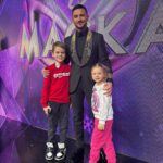 Sergey Lazarev Instagram - Мои пупсики с большим интересом смотрят по ТВ все проекты, в которых я принимаю участие! Но еще с бОльшим интересом приходят к папе на работу, на съемки и погружаются в незабываемую атмосферу сами! Вчера были со мной на съемках «Новогодней Маски». ❤️ #лазаревы #никиталазарев #анялазарева #сергейлазарев