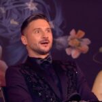 Sergey Lazarev Instagram - Урааа! Мы разгадали Ворожею в прошедшем вчера выпуске «Аватара»! На самом деле, певиц, обладающих таким голосом и таким широчайшим диапазоном в нашей стране не так много, и все же нам понадобилось 6 программ, чтобы точно назвать ЕЁ имя! Она старалась нас путать и водить за нос, но в последней программе она нам немного поддалась, потому что ее гастрольный график не позволял дальше участвовать. хотя на прошлой неделе мы уже называли правильное имя, а в этом выпуске она подтвердила наши догадки! Кто она?? Смотрите видео, которое я для вас смонтировал, и в середине вы увидите кто управлял красивейшим аватаром Ворожеи. 👏🏻 (Видео начала песни и конца - из разных выпусков). Смотрите новый эпизод «Аватара» в следующее воскресенье на НТВ в 20.20 @yuliasumacheva @weitmedia #аватар #нтв #ворожея #соловей @valeriya
