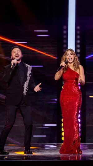 Sergey Lazarev Instagram - Шоу «Дуэты» ! Вчера состоялась грандиозная премьера 3-го сезона! Смысл шоу в том, что артисты НЕ знают с кем они будут петь дуэтом! Они не репетируют вместе, не пересекаются в павильоне на съемочной площадке, ( в том числе их команды) - все секретно! и в момент выступления они находятся по разные стороны зеркальной стены, и слышат в наушниках искаженные голоса друг друга! ( у нас в ушах поет бурундук) Только зритель сразу слышит их настоящие голоса). Для артистов на сцене - это загадка До подъема стены. Безумно было приятно открыть 3-й сезон таким невероятным сюрпризом- дуэтом с дивой Ани Лорак! @anilorak ❤️❤️ было  очень круто❤️❤️ спасибо за этот сюрприз ❤️ @weitmedia @yuliasumacheva #шоудуэты #дуэты #лазарев #лорак #анилорак #сергейлазарев
