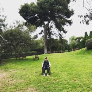 Sergey Svetlakov Instagram - Ребята, привет всем! Да, сидим ровно и правильно, по ситуации. 
Долго думал, что написать и каждый день менял текст до неузнаваемости. Действительно, каждый божий день и чувства, и восприятие мира меняются, мы - как внутри сериала: познакомились с действующими лицами и произошла завязка сюжета, а что автор задумал дальше - типа не понятно, надо смотреть... Как же так получилось? Как вдруг мы оказались без кожи все… Похоже, защиты от мировых институтов с их предсказаниями и искусственным интеллектом, не будет, так как никакой цифровой разум не может предсказывать массовую панику или безразличие, а в них, по сути, и скрыты все кризисы будущего. В общем, от нас зависит всё - и ничего! Ладно… Приберёмся в себе (давненько там не были), успокоимся, займём денег, когда кончатся, и с новыми мыслями пойдём дальше! Всё будет хорошо! Я за пандемию позитива! Постараюсь подаренное мне время потратить именно на это - перестать пересылать дальше проходящий в телефон «шлак», взять ручку и что-нибудь придумать