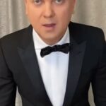 Sergey Svetlakov Instagram - Ребята! С праздником всех! Странное время продолжается, но надо обязательно верить в лучшее! Нам нужно мирное небо, здоровье близких и возможность приносить пользу. Прекрасный и любимый праздник - здравствуй! Подарок от нашей студии “Sverdlovsk”- с 31-го декабря вечер на Кинопоиск - оптимистическая комедия «Старые Шишки»🦚уверен, поднимем настроение вашей компании и вселим веру в наше будущее! Наш экстремальный проект «Все Свои» ждёт вас уже в новом 2022 году… да прибудет с нами СТС! @tv_ctc Готовим несколько новых шоу, сериалов и кино🍿 Обнимаю всех, кто протягивает ручки💡спасибо за ваше внимание💡 Ваш Светлый